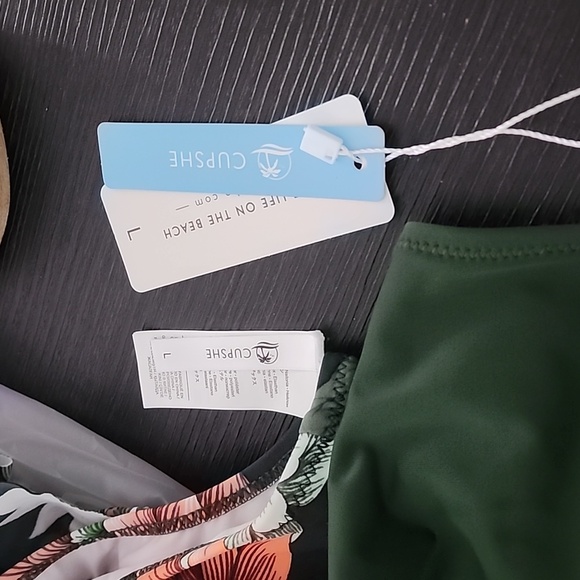 Cupshe swimsuit - Picture 5 of 5